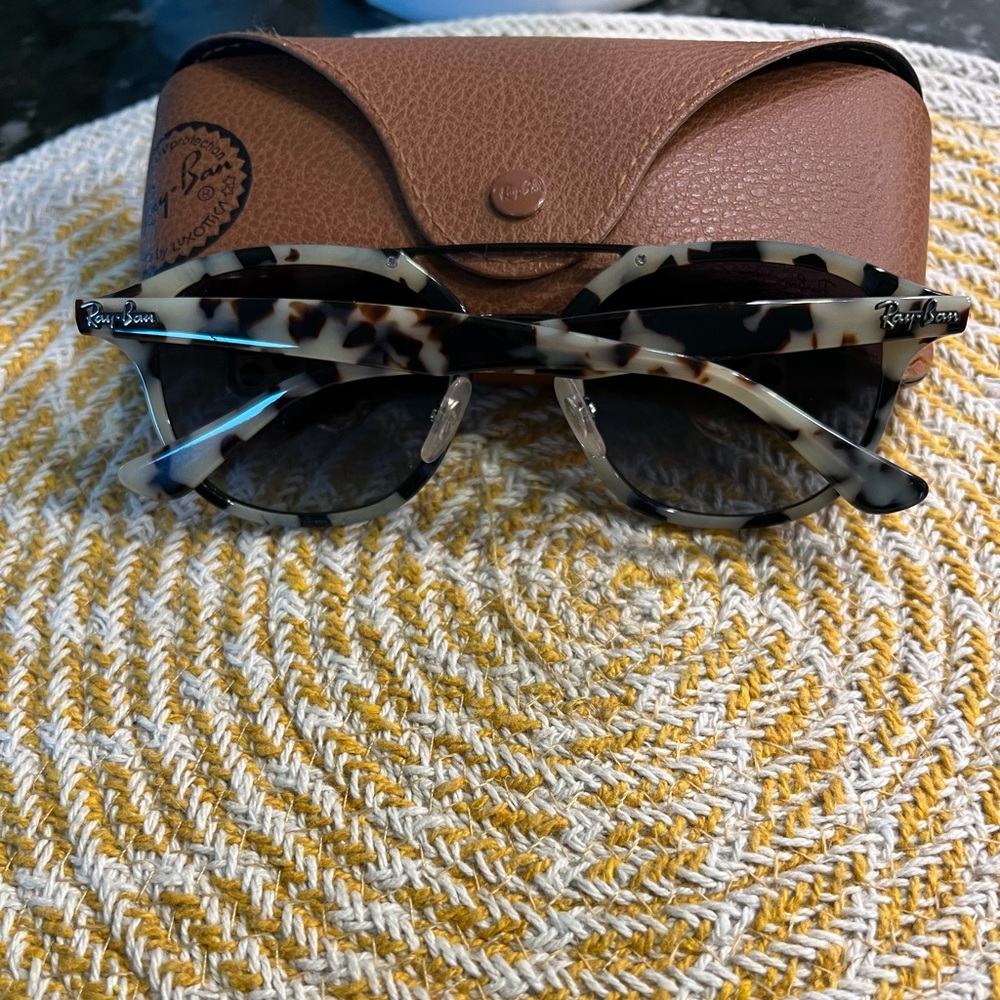 Description
Ray Ban RB 2183 Unisex
Tortoise sunglasses